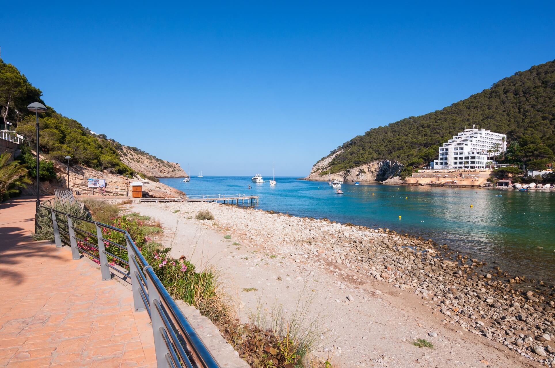 Der Strand Cala Llonga auf Ibiza in Spanien liegt geschützt in einer Bucht