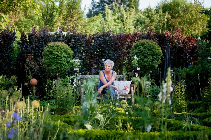 Eine Frau entspannt in einem Garten in der Oststeiermark