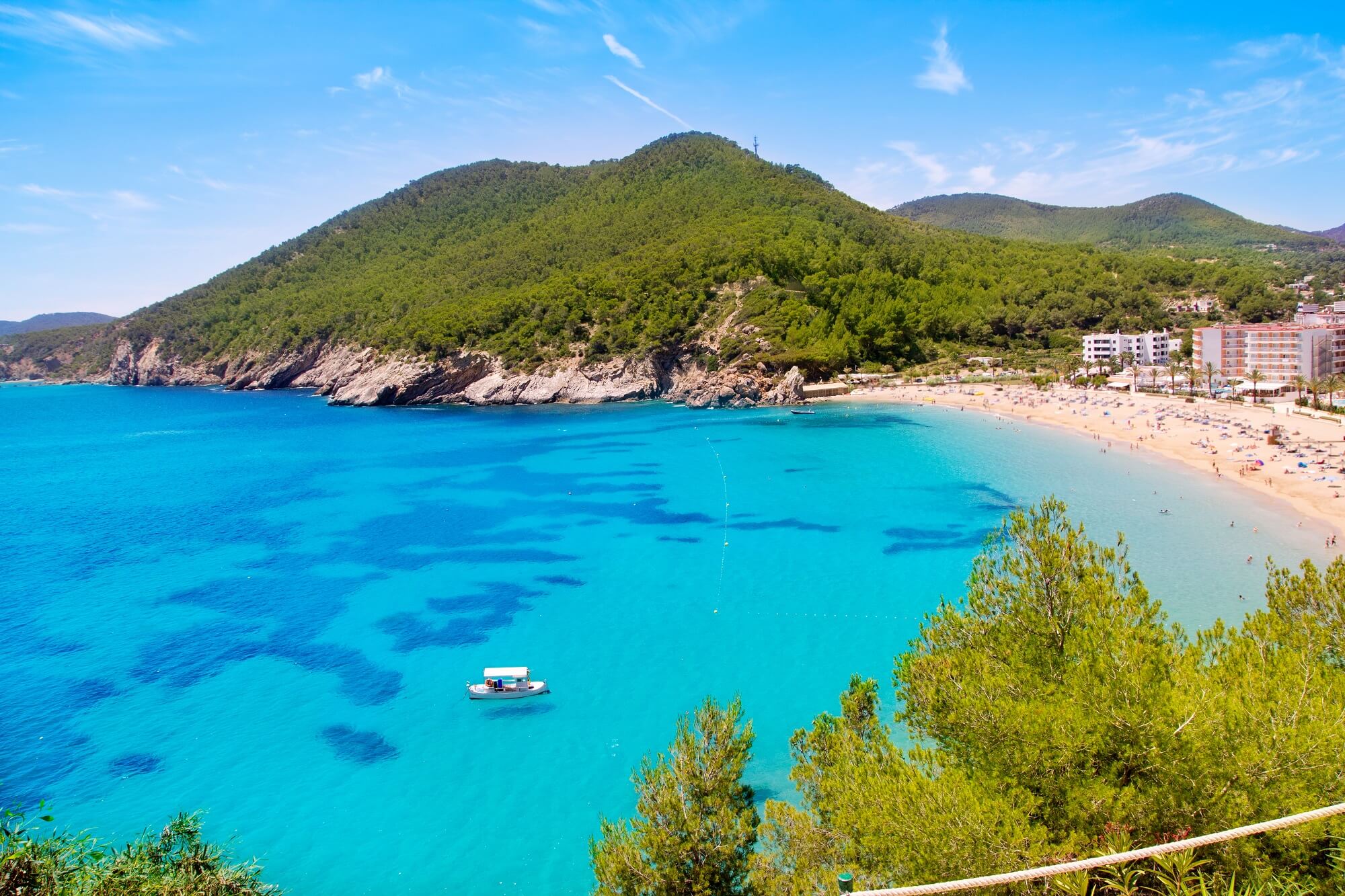 Der Strand Cala de Sant Vicent zählt zu den schönsten Stränden Ibizas