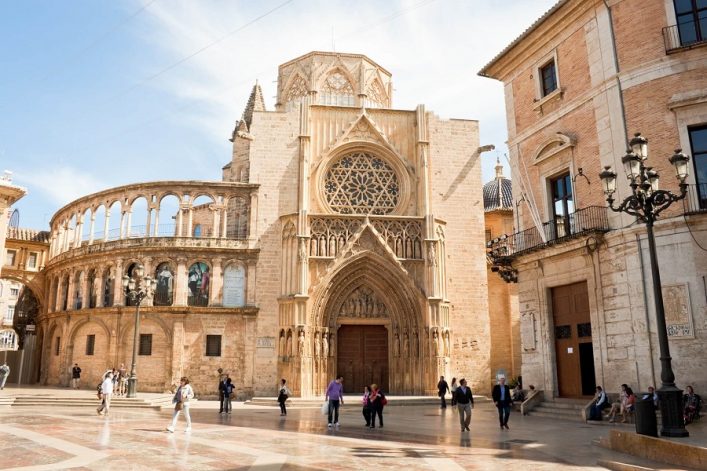 Am Plaza de la Virgen findet man neben der Kathedrale von Valencia die typischen Orangenbäume