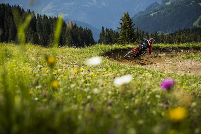 Ein Biker im Lenzerheide Bikepark in Graubünden
