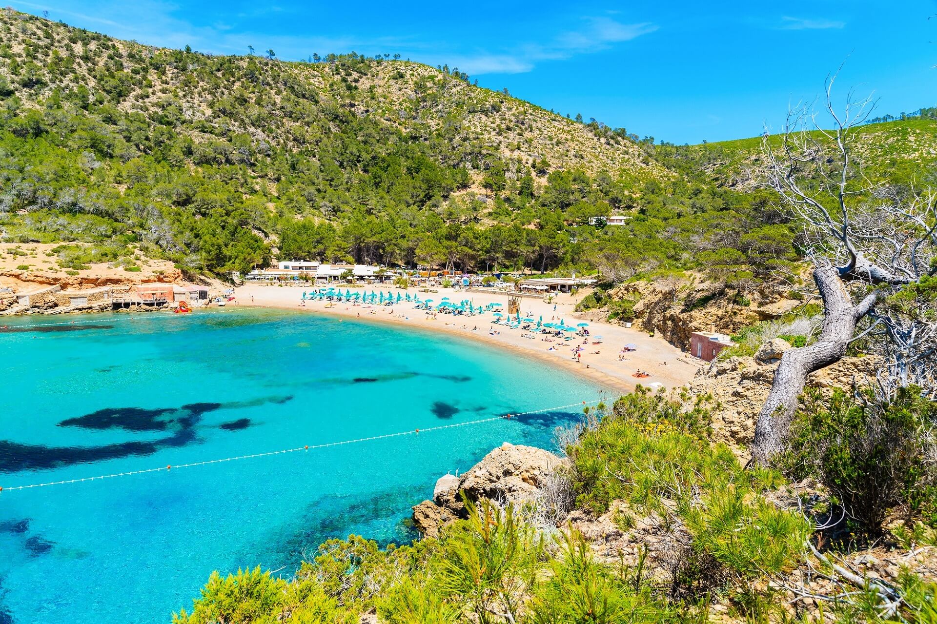 Der Strand Cala Benirrás zählt zu den schönen Stränden auf Ibiza