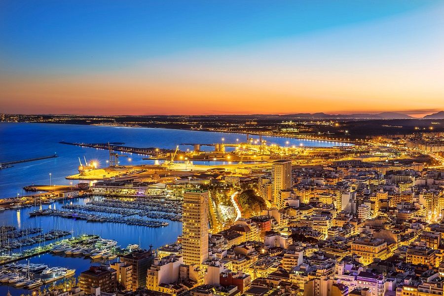 Alicante Tipps Spanien Panorama der Stadt am Abend