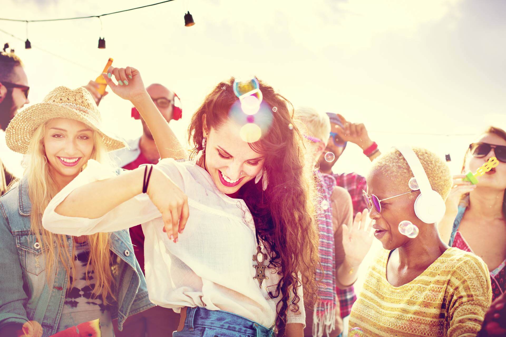 Junge Frauen feiern auf einer Strandparty
