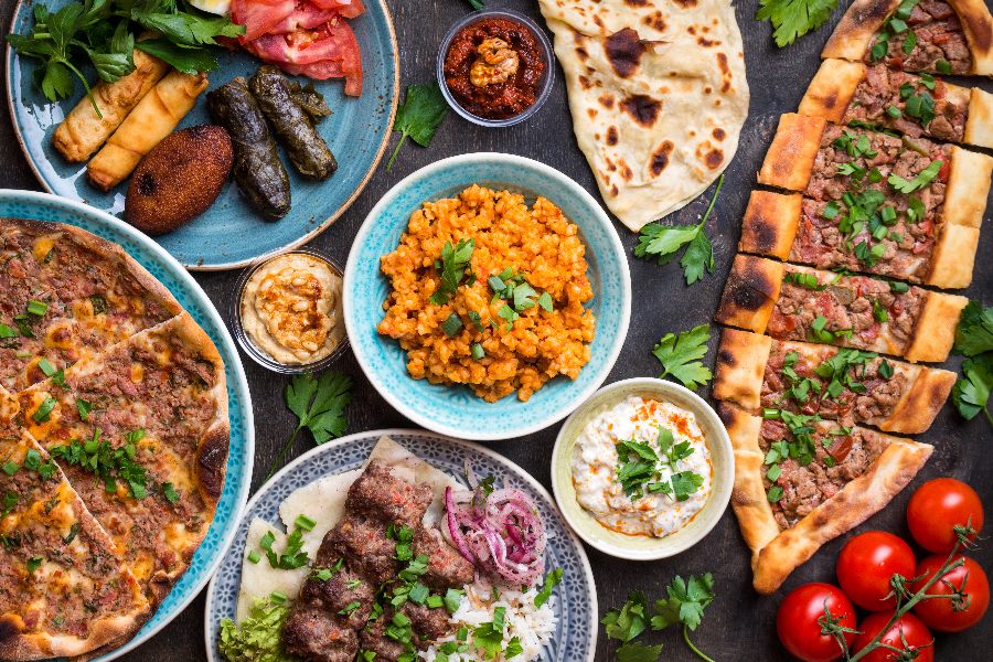 Verschiedene Türkische Speisen auf einem Tisch