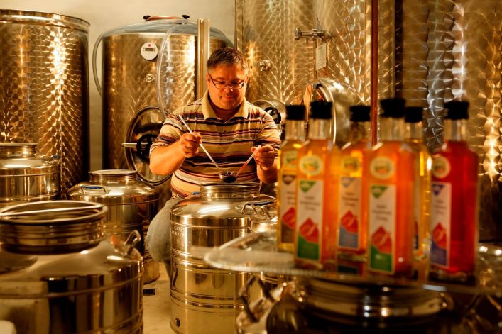 Blick-hinter-die-Kulissen-bei-der-Essigmanufaktur-c-Oststeiermark-Tourismus-Bernhard-Bergmann-36-1