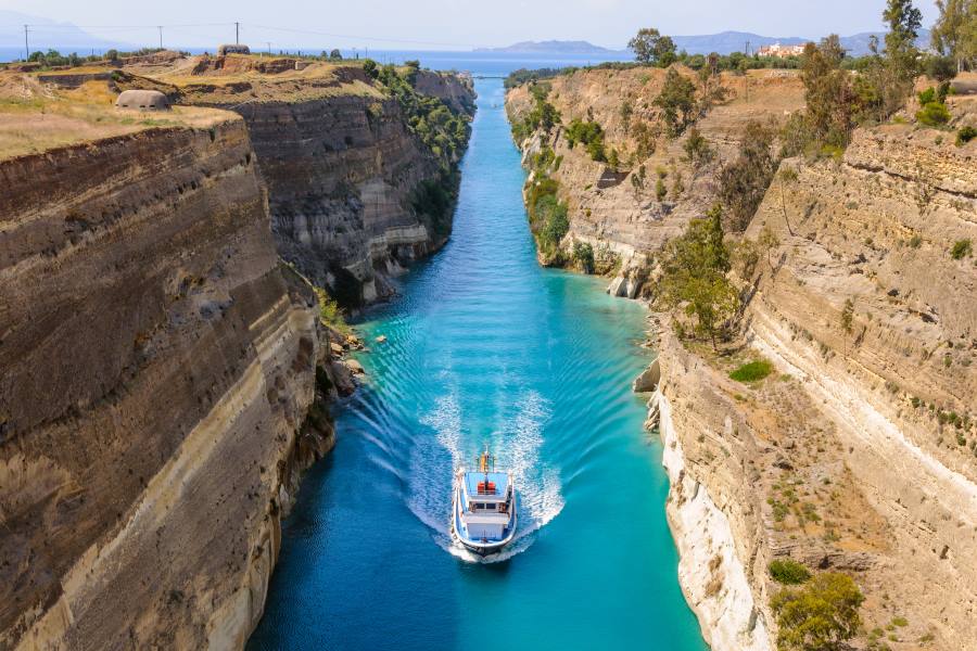 Schiff passiert den Kanal von Korinth in Griechenland