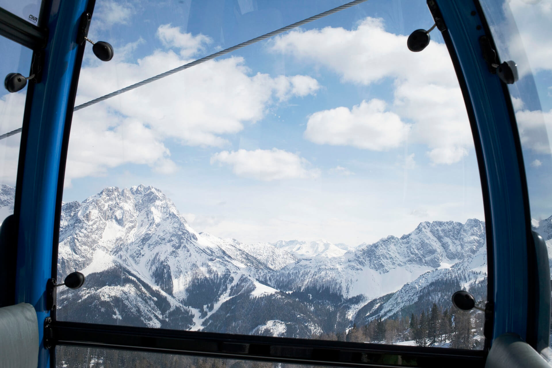 Ausblick aus der Gondel einer Bergbahn auf die Gipfel in Lermoos, Grubigstein in Tirol.