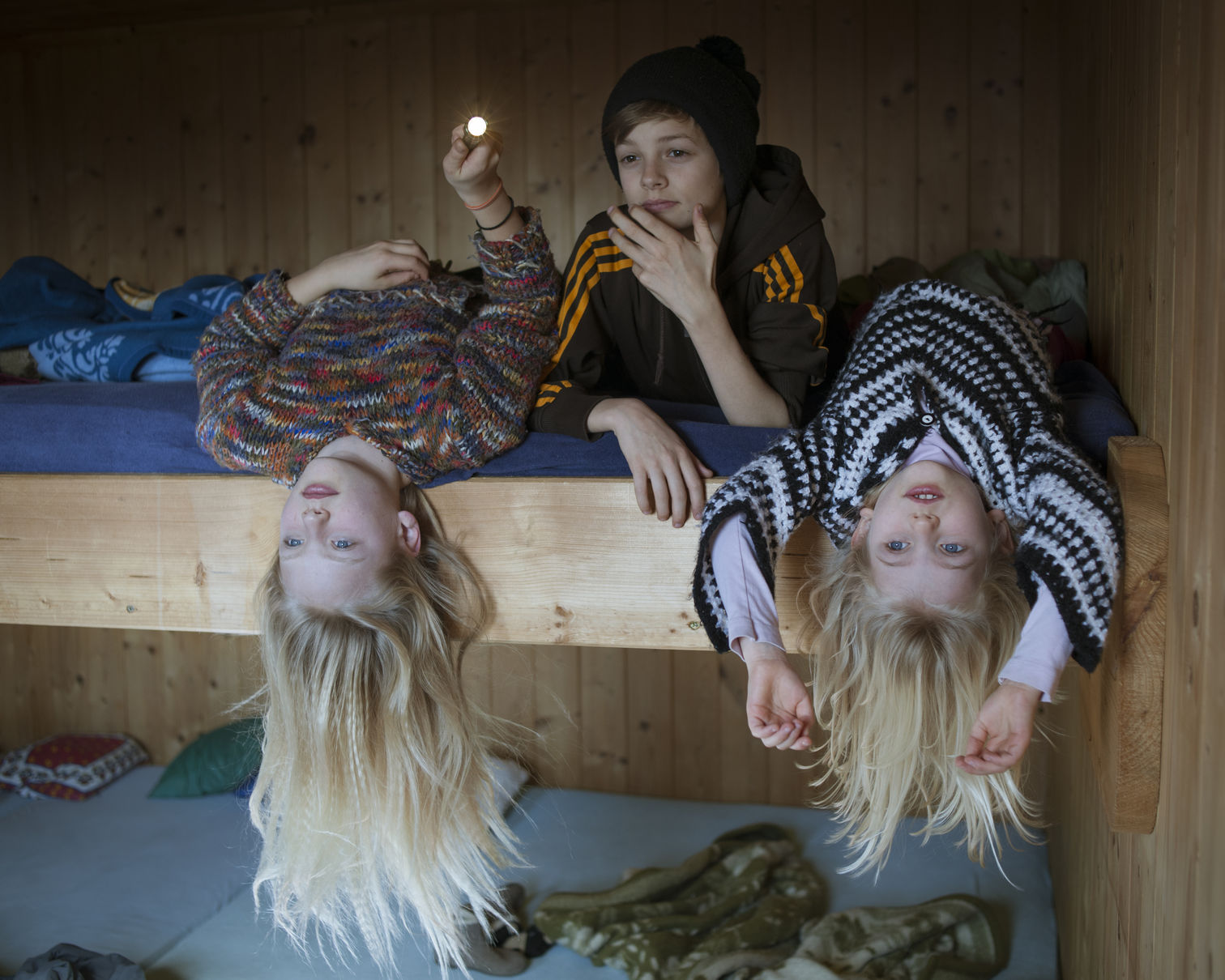 Kinder liegen im Bett auf der Feilalm in Pertisau am Achensee in Tirol.