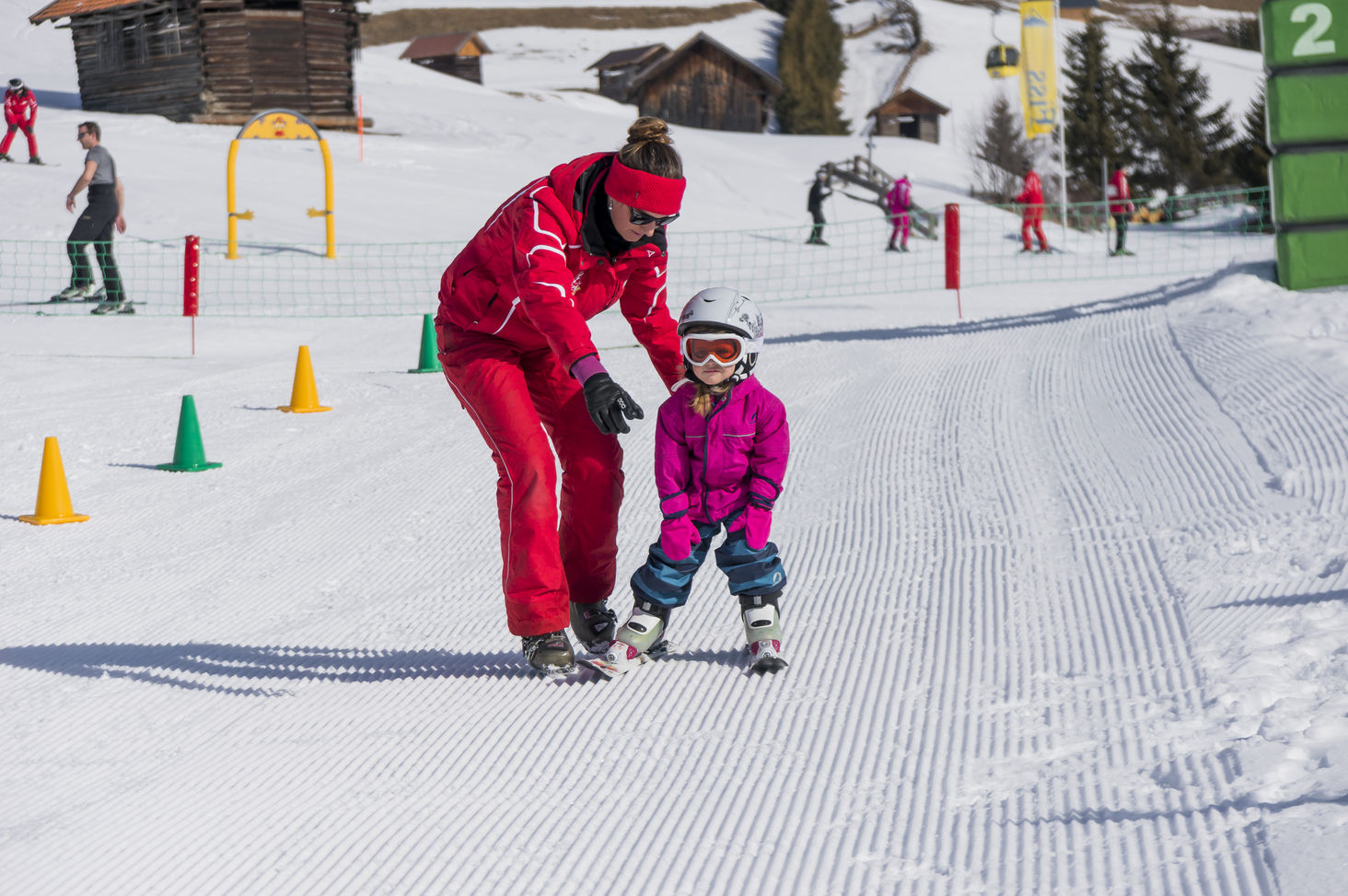 Skilehrer übt mit Kind in der Skischule im Skigebiet Fiss-Ladis in Tirol.