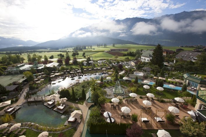 alpenresort-schwarz-ausblicke-ueber-anlage