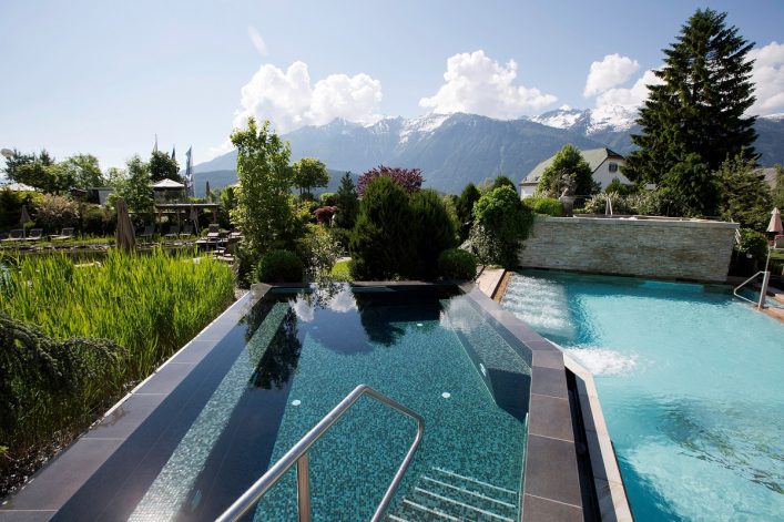 alpenresort-schwarz-salzwasserbecken-mit-unterwassermusik