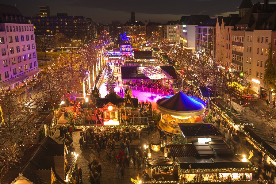 Weihnachtsmarkt in der Kölner Altstadt ist die Heimat der Heinzelmännchen. Sie umgeben den gesamten Markt, der sich vom Heumarkt bis zum Alter Markt erstreckt.