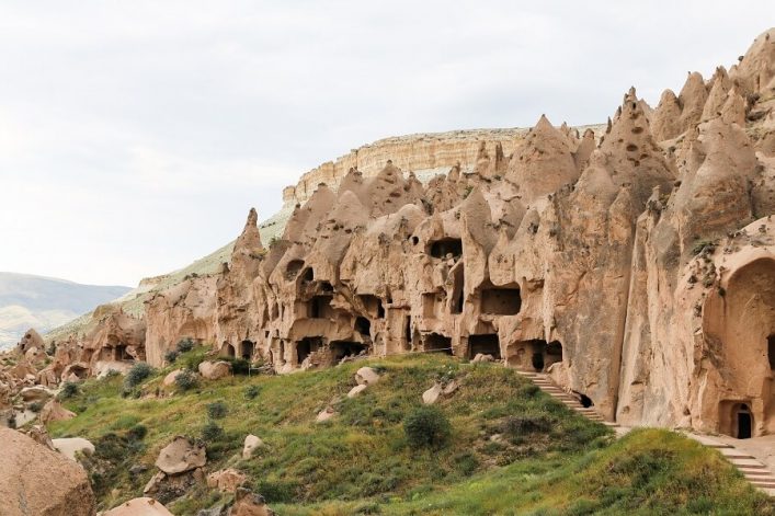 Felsformationen-im-Zelve-Tal-Cappadocia-iStock-826557140