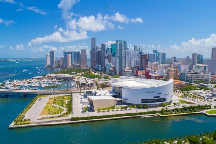 Luftbild-von-Downtown-Miami-Florida.USA_shutterstock_680655568_900x600