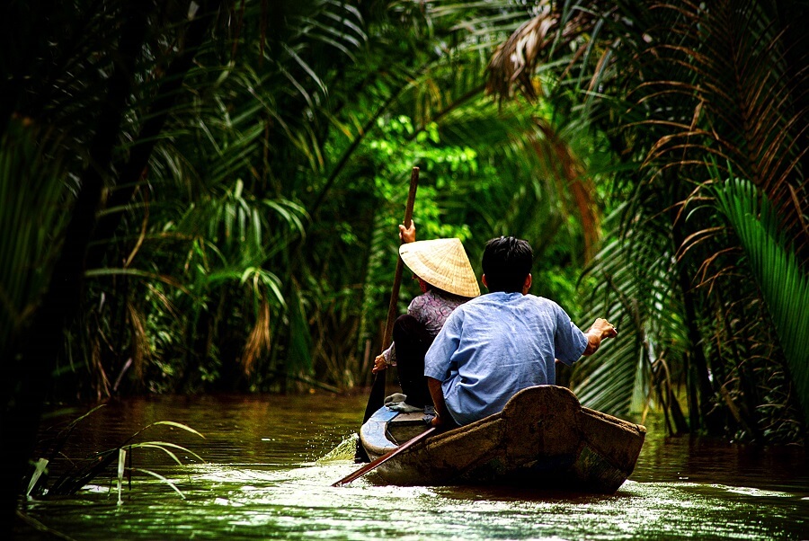 2 Männer paddeln mit dem Boot auf einem Fluss