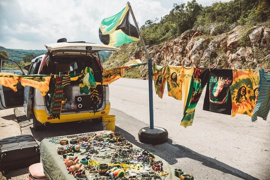 Strassenstand mit Souvenirs von Bob Marley und Reggae auf Jamaika.