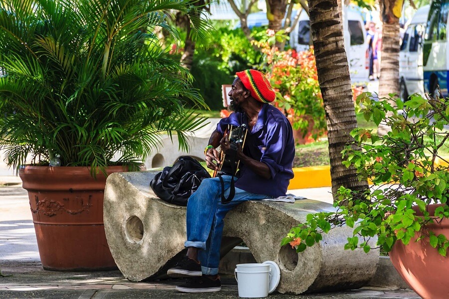 Jamaikanischer Mann mit Gitarre