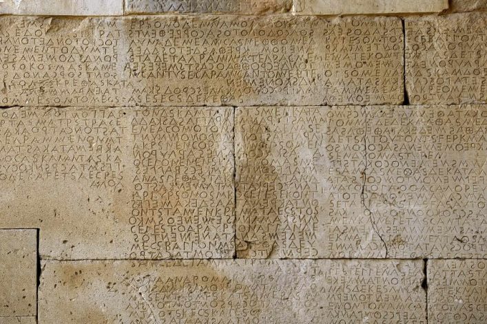 Grosse Inschrift im Gesetzbuch von Gortyn. Es handelt sich um eine archäologische Stätte auf der Mittelmeerinsel Kreta, die auf der vorläufigen Liste der UNESCO steht.