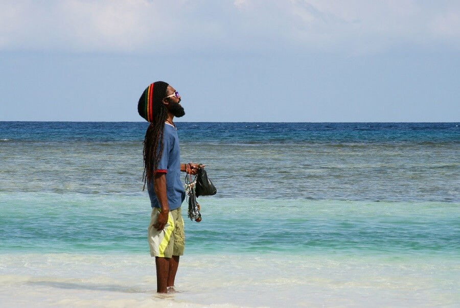 Jamaikanischer Mann am Strand