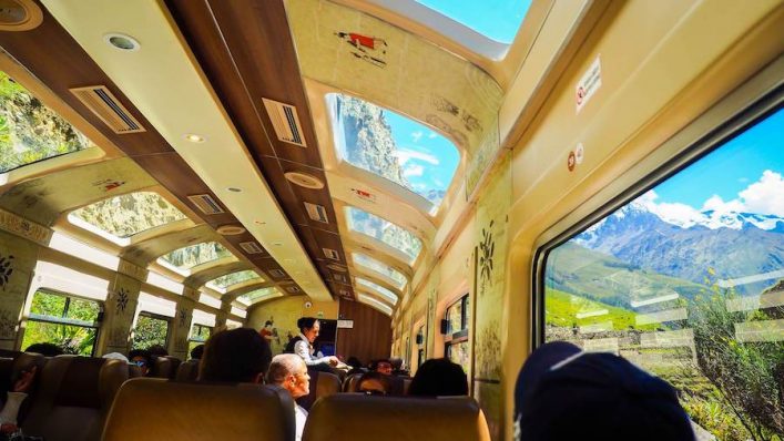ALLEEN EDITORIAAL-SAKARET.-De-eerste-toeristische-treindienst-die-gemakkelijk-toegang-tot-Machu-Picchu verleent.-Een toerist-kan-genieten-van-een-geweldig-uitzicht-en-hebben-een- goede service aan boord.-shutterstock_1074218324