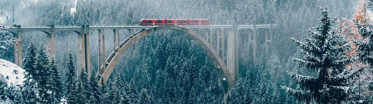 Malerische-Aussicht-auf-Zug-am-Viadukt-in-der-Schweiz-iStock-898687414