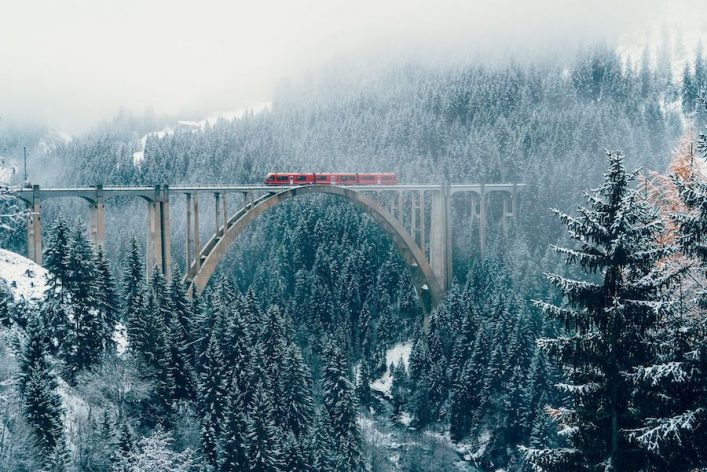Schilderachtig uitzicht op de trein bij het viaduct in Zwitserland-iStock-898687414