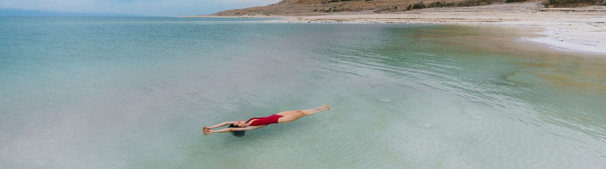 Eine Frau lässt sich im Toten Meer treiben