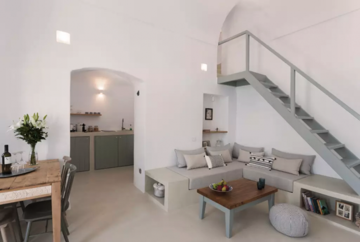 HG-Airbnb_The-Volcano-Cave-Wohnzimmer-2