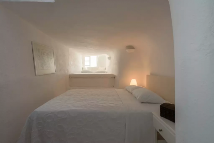HG-Airbnb_white-House-villa-Schlafzimmer-2