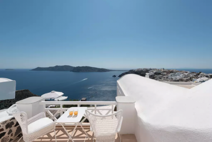 HG-Airbnb_white-House-villa-Terrasse