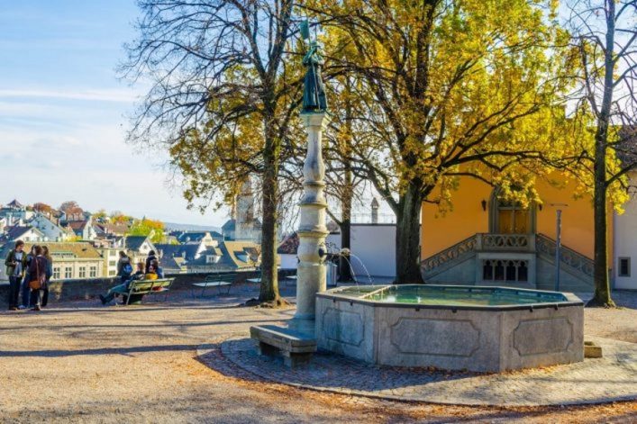 Lindenhof-Park-Zuerich_shutterstock_4015449941_900x600