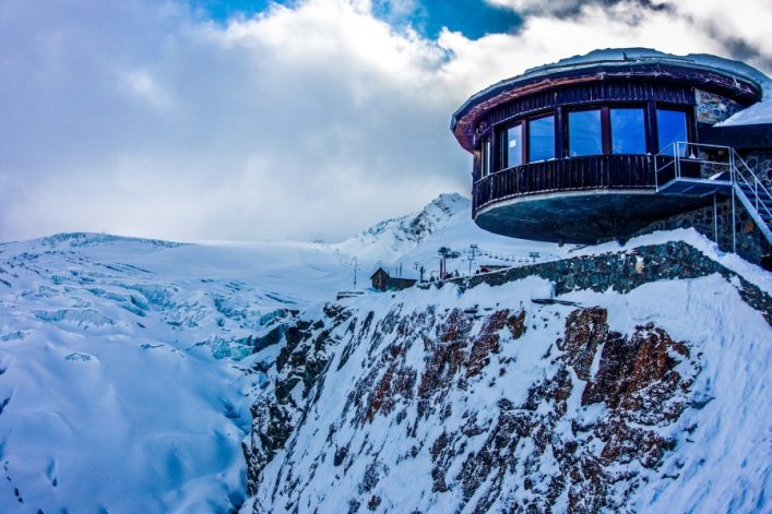 Saas-Fee-in-der-Schweiz-Perle-der-Alpen-shutterstock_241986331_900x600