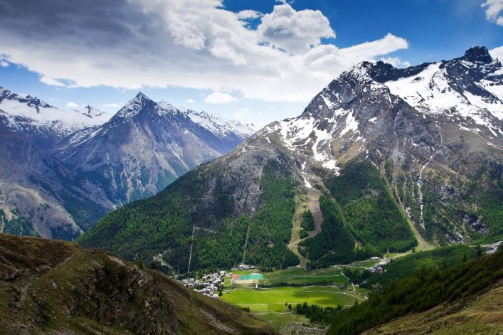 The-mountains-around-Saas-Fee-Switzerland_shutterstock_105360791_900x600