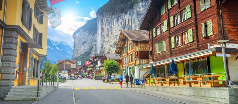 Hauptstrasse-Lauterbrunnen_shutterstock_316460570-1