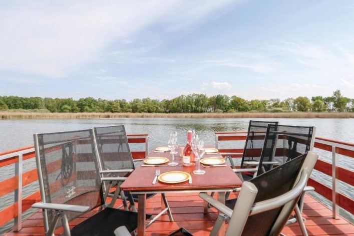 airbnb_mecklenburgische_seenplatte_hausboot_c8fc5f38-aae7-4e5c-b11a-14783163b136_900x600