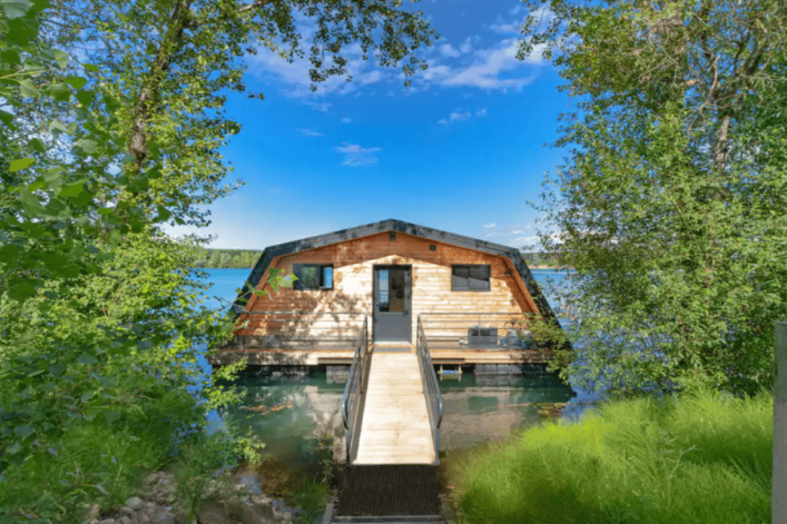 HG-Airbnb_Baumhaus-Frankreich-Wasser1-1