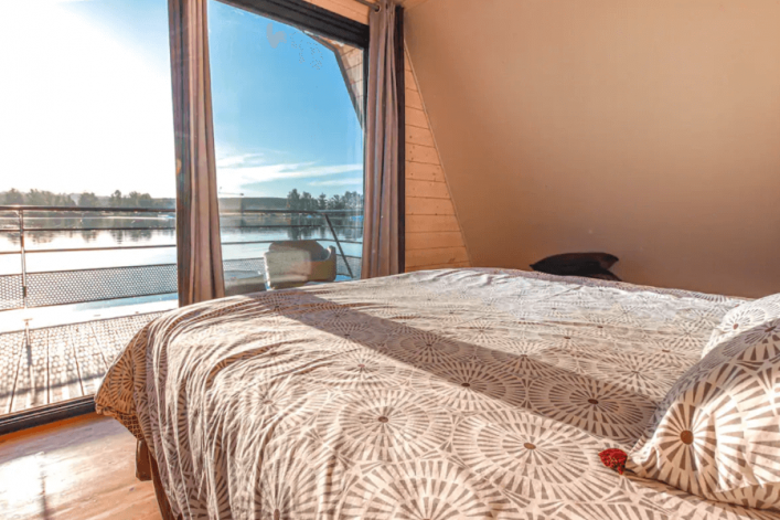 HG-Airbnb_Baumhaus-Frankreich-Wasser2-1