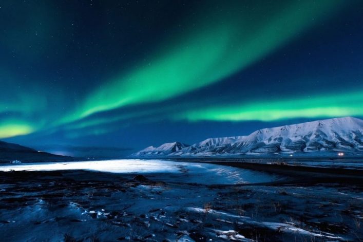 Polarlichter in Norwegen in Svalbard in den Bergen.