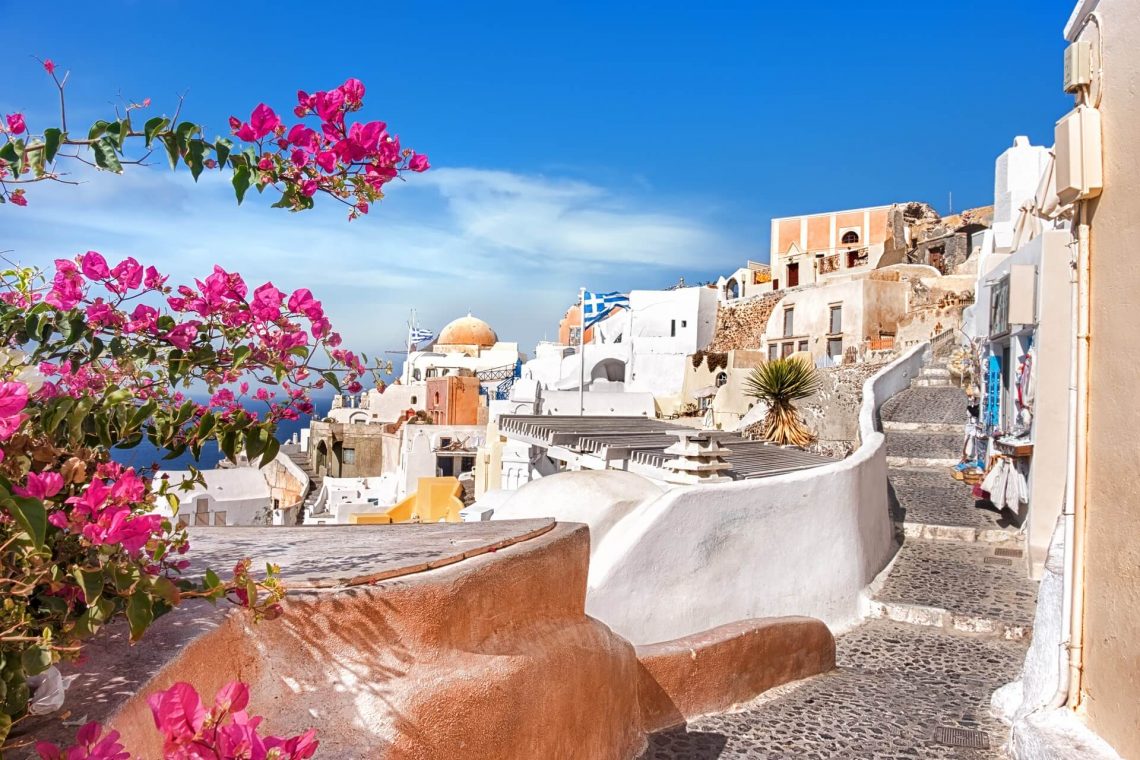 Oia-village-Santorini-island-Greece-iStock-621477184_900x600