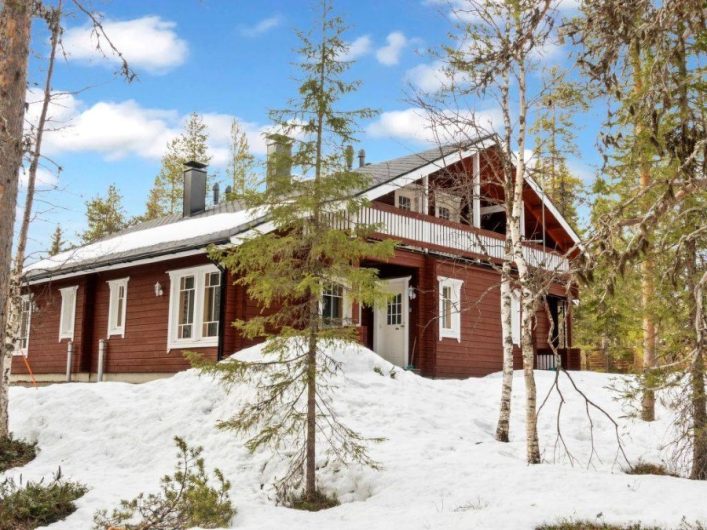 Rote Blockhütte in Levi.