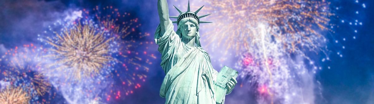 Silvester-New-York-Freiheitsstatue-Feuerwerk-shutterstock_764746756