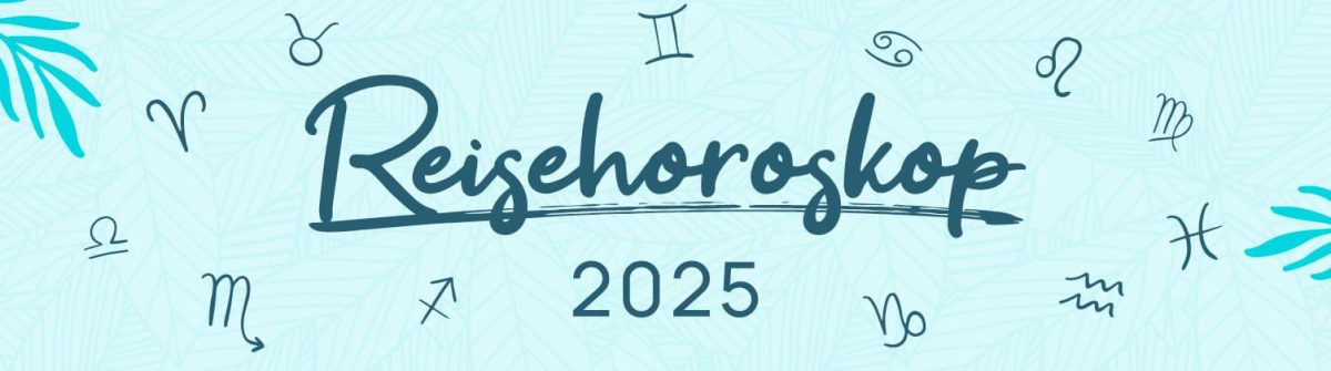 Holidayguru Reisehoroskop 2025: Mittig Schriftzug „Reisehoroskop“, darunter „2025“. Umgeben von astrologischen Symbolen auf hellblauem Hintergrund mit Palmenblättern links und rechts.