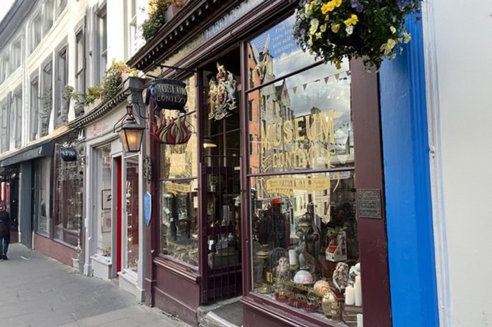 Eine charmante Ladenzeile auf der Victoria Street in Edinburgh mit dem