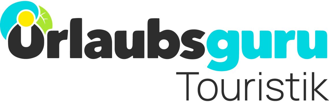 Das Logo des Reiseveranstalters „Urlaubsguru Touristik“: Der Schriftzug „Urlaubsguru“ steht in dunklem Grau und Türkisblau. Darunter steht in kleinerer Schrift das Wort „Touristik“. Oben auf dem Anfangsbuchstaben „U“ sitzt ein stilisierter Turban, der sich aus drei Elementen zusammensetzt: Ein sonnengelber Kreis umgeben von einer blauen Welle und einem grünen Palmenblatt.