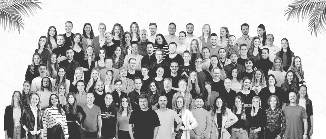 Schwarz-weisses Gruppenbild der Mitarbeitenden bei Holidayguru.